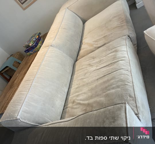 ספה בהירה עם כתמים בחדר מגורים